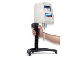 如何通过粘度计的数据，评估流体的流动性能？